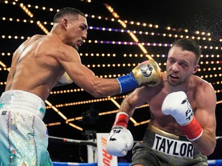 Momentka z boxerského zápasu Teofimo Lopez - Josh Taylor.
