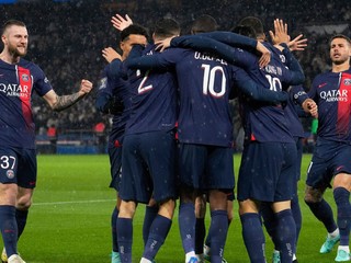 Slovenský futbalista Milan Škriniar (vľavo) sa teší so spoluhráčmi Paríža St. Germain po strelení gólu