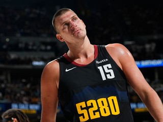 Srbský basketbalista Nikola Jokič vo farbách Denveru Nuggets.