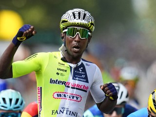 Eritrejský cyklista Biniam Girmay oslavuje triumf.