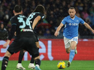 Stanislav Lobotka (vpravo) v zápase SSC Neapol - Lazio Rím v 15. kole Serie A.