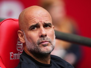 Tréner Pep Guardiola na lavičke Manchestru City.