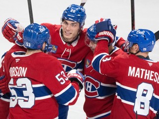 Hokejisti Montrealu sa radujú z gólu, medzi nimi aj Juraj Slafkovský. 