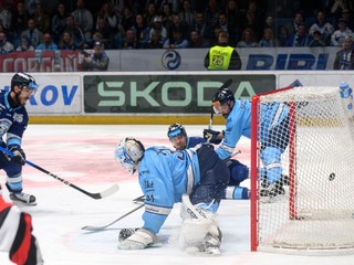 Zľava Robert Jackson (Nitra) dáva gól cez brankára Henryho Kiviaho (Bratislava).