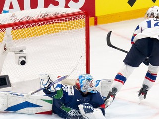 Noah Steen strieľa gól v zápase Taliansko - Nórsko na MS v hokeji 2026. 