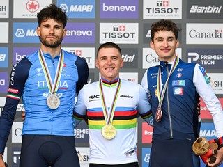 Belgický pretekár Remco Evenepoel (uprostred) na pódiu po zisku štvrtého titulu v časovke na MS v cyklistie. Na druhom mieste skončil Talian Filippo Ganna (vľavo) a tretie miesto si vybojoval Francúz Paul Seixas.