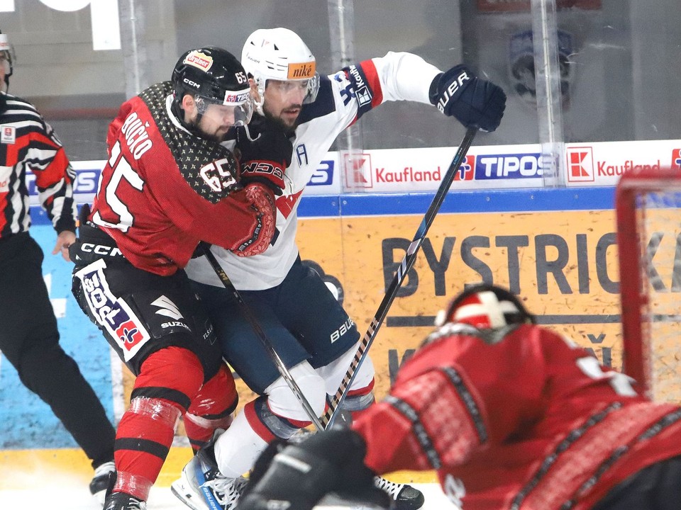 zľava Martin Bučko (Banská Bystrica) a Martin Bakoš (Slovan) 