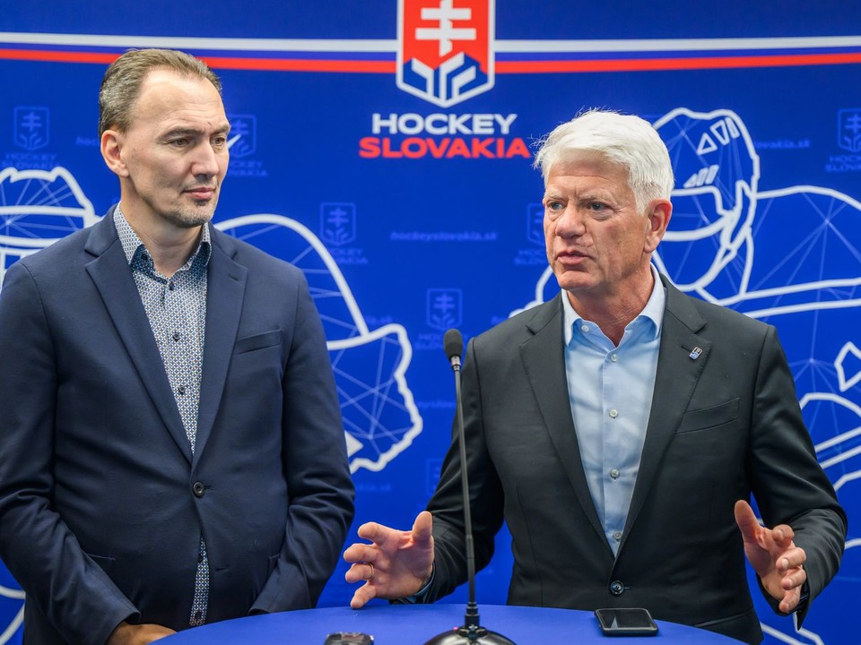 Prezident Slovenského zväzu ľadového hokeja (SZĽH) Miroslav Šatan a predseda komisie pre podujatia a šampionáty IIHF Franz Reindl.