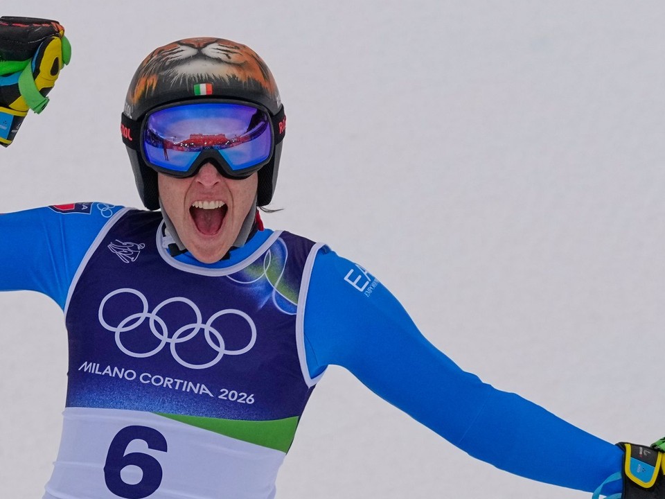 Talianska lyžiarka Federica Brignoneová reaguje v cieli super-G žien na zimných olympijských hrách v Cortine d'Ampezzo