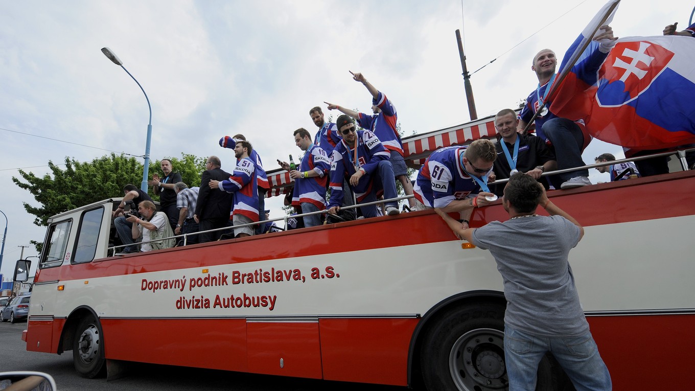 Slovenskí hokejisti takto mávali z autobusu po zisku striebra na hokejových MS 2012.