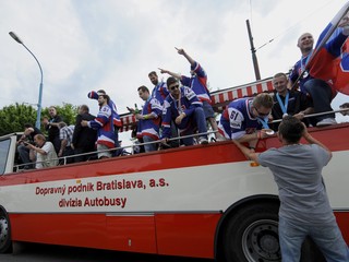 Slovenskí hokejisti takto mávali z autobusu po zisku striebra na hokejových MS 2012.
