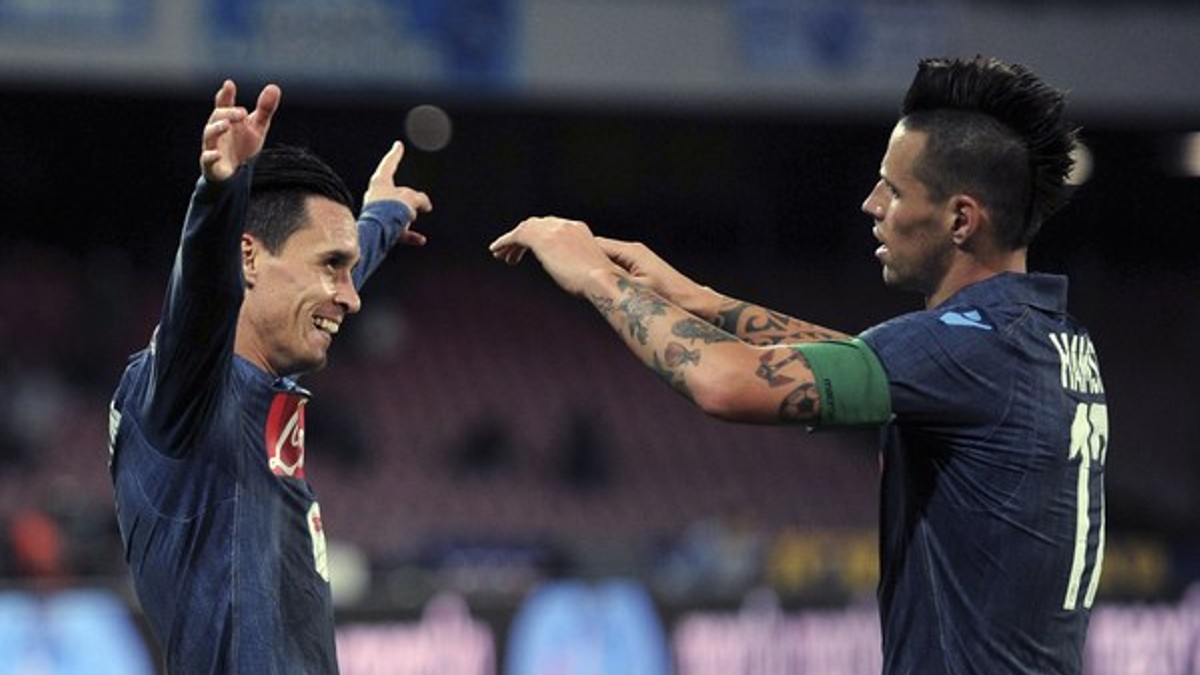 José María Callejón a Marek Hamšík.