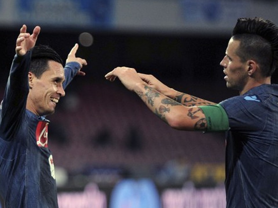 José María Callejón a Marek Hamšík.