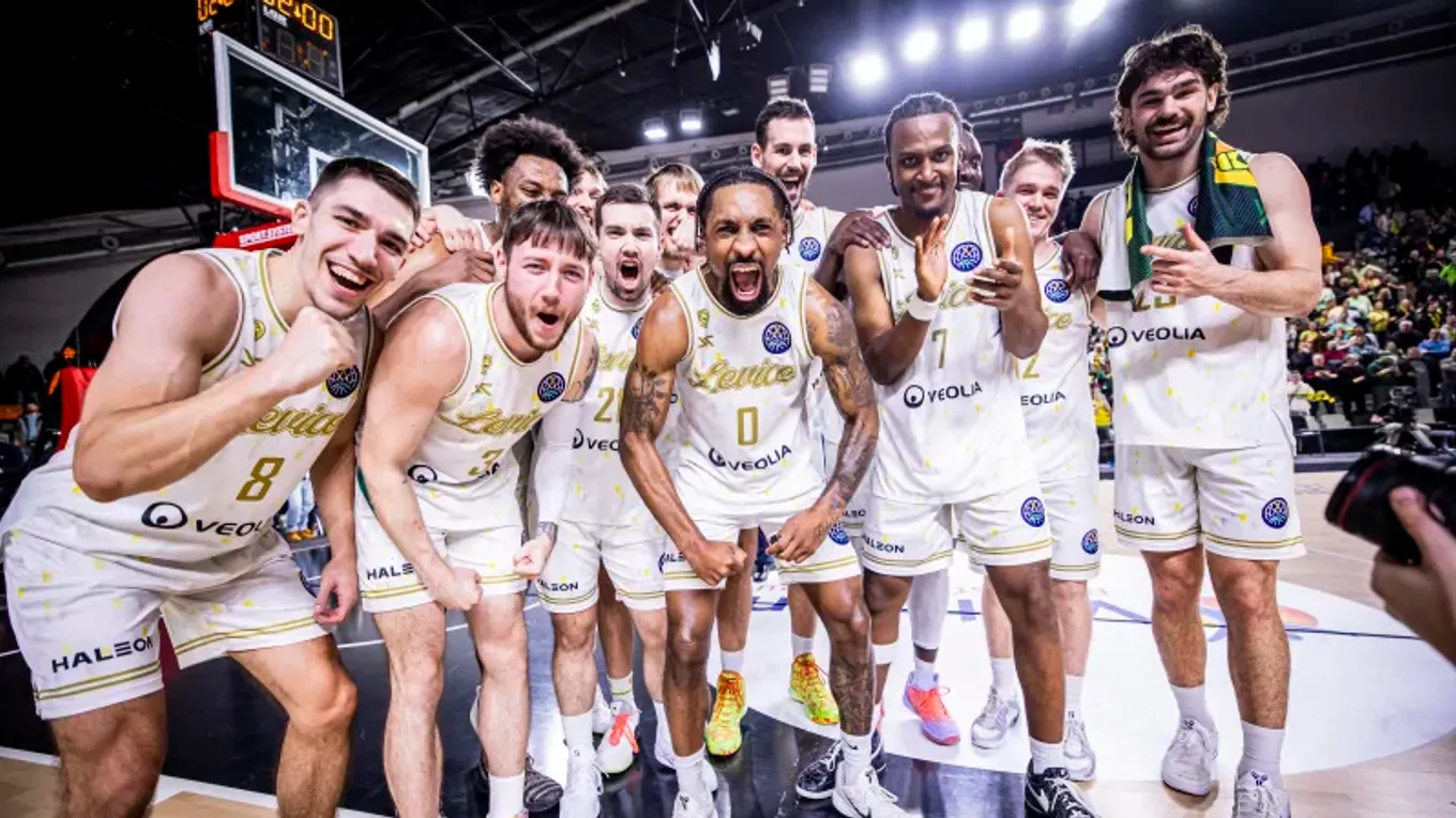 Basketbalisti Levíc oslavujú postup do ďalšej fázy Ligy majstrov.