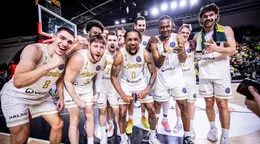 Basketbalisti Levíc oslavujú postup do ďalšej fázy Ligy majstrov.