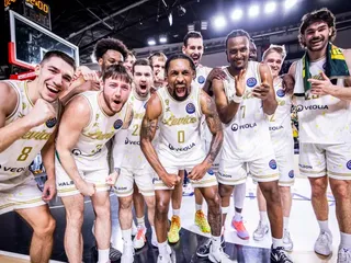 Basketbalisti Levíc oslavujú postup do ďalšej fázy Ligy majstrov.