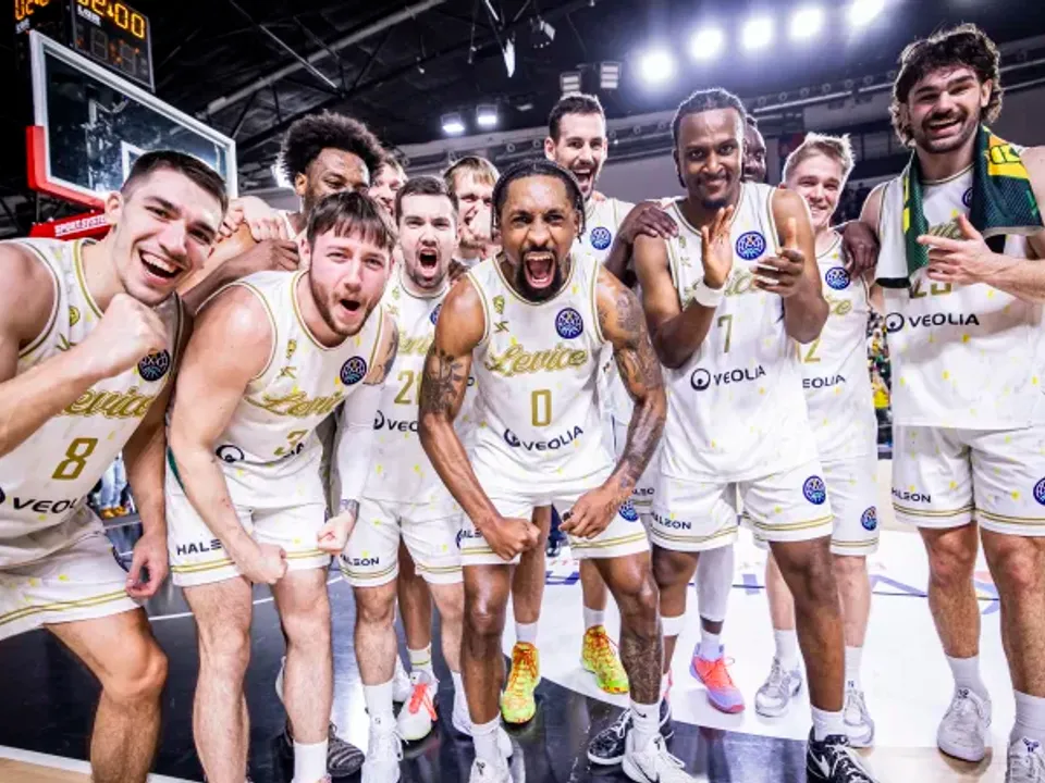Basketbalisti Levíc oslavujú postup do ďalšej fázy Ligy majstrov.