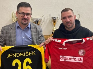 Zľava Ján Fröhlich, prezident Stará Ľubovňa Redfox Football Club a Erik Jendrišek.