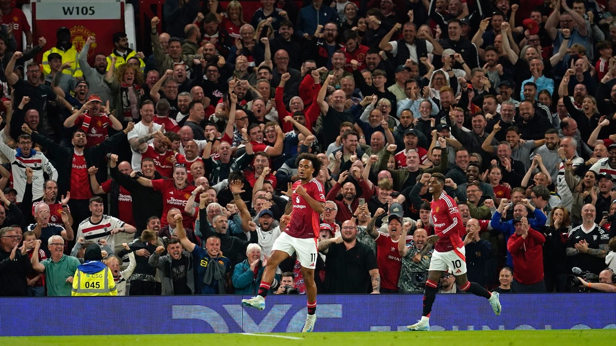 Futbalisti Manchestru United na zaplnenom Old Trafford.