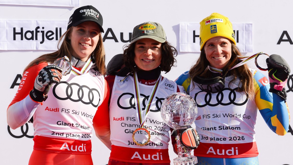 Zľava Camille Rastová, Julia Scheibová a Sara Hectorová po sezóne 2025/2026.