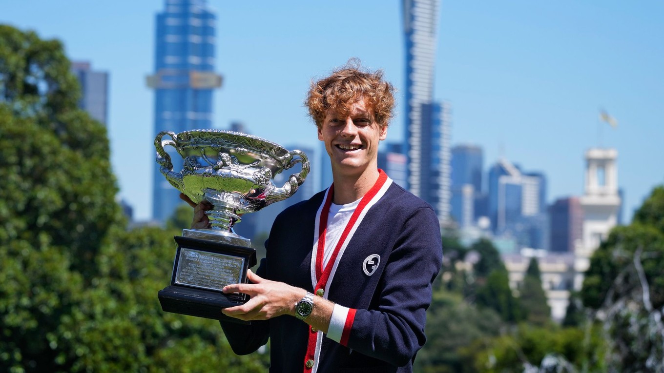 Jannik Sinner pózuje v Melbourne s trofejou pre víťaza Australian Open.