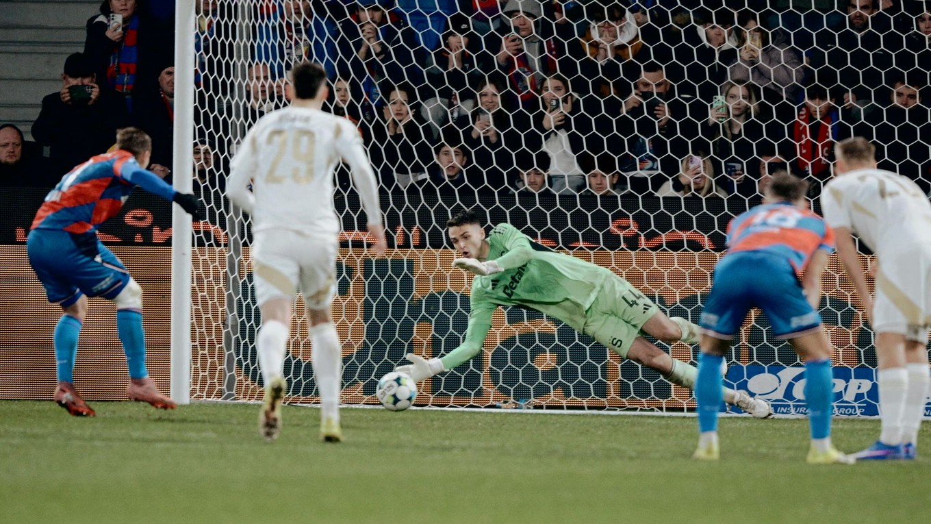 Jakub Surovčík chytil penaltu proti Plzni.