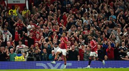 Futbalisti Manchestru United na zaplnenom Old Trafford.