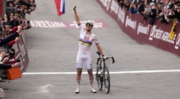 Slovinský cyklista Tadej Pogačar sa teší z výhry na klasike Strade Bianche 2026.