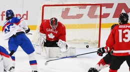 Na snímke brankár Gavin Betts (Kanada), ktorému strieľa úvodný gól Samuel Šramatý (Slovensko).