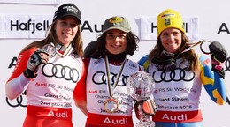 Zľava Camille Rastová, Julia Scheibová a Sara Hectorová po sezóne 2025/2026.