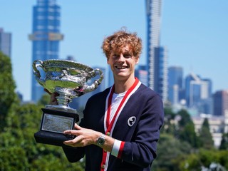 Jannik Sinner pózuje v Melbourne s trofejou pre víťaza Australian Open.