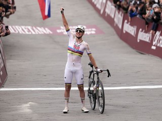 Slovinský cyklista Tadej Pogačar sa teší z výhry na klasike Strade Bianche 2026.