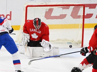 Na snímke brankár Gavin Betts (Kanada), ktorému strieľa úvodný gól Samuel Šramatý (Slovensko).