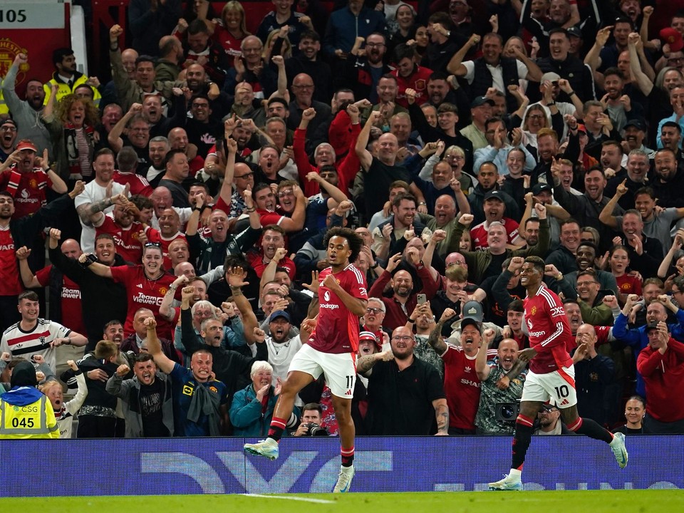 Futbalisti Manchestru United na zaplnenom Old Trafford.