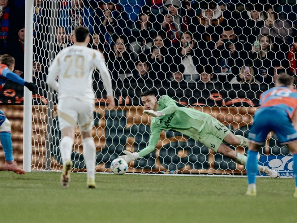 Jakub Surovčík chytil penaltu proti Plzni.