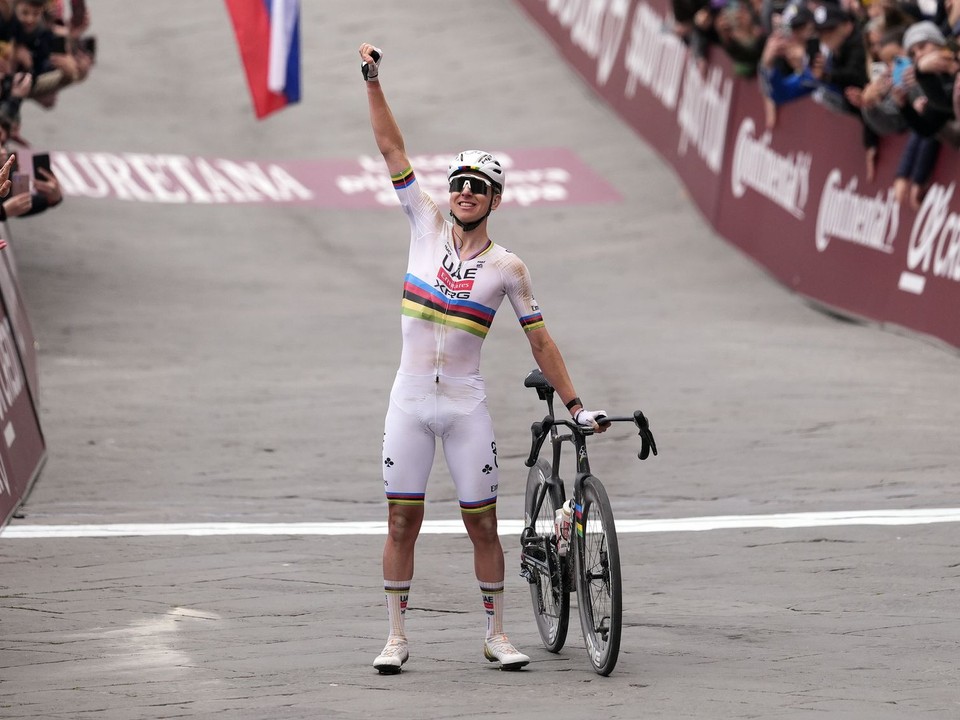 Slovinský cyklista Tadej Pogačar z tímu SAE sa teší z výhry na worldtourovej klasike Strade Bianche.
