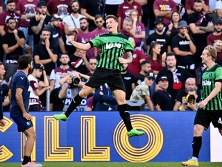Andrea Pinamonti sa v drese Sassuolo Calcio teší po strelenom góle.