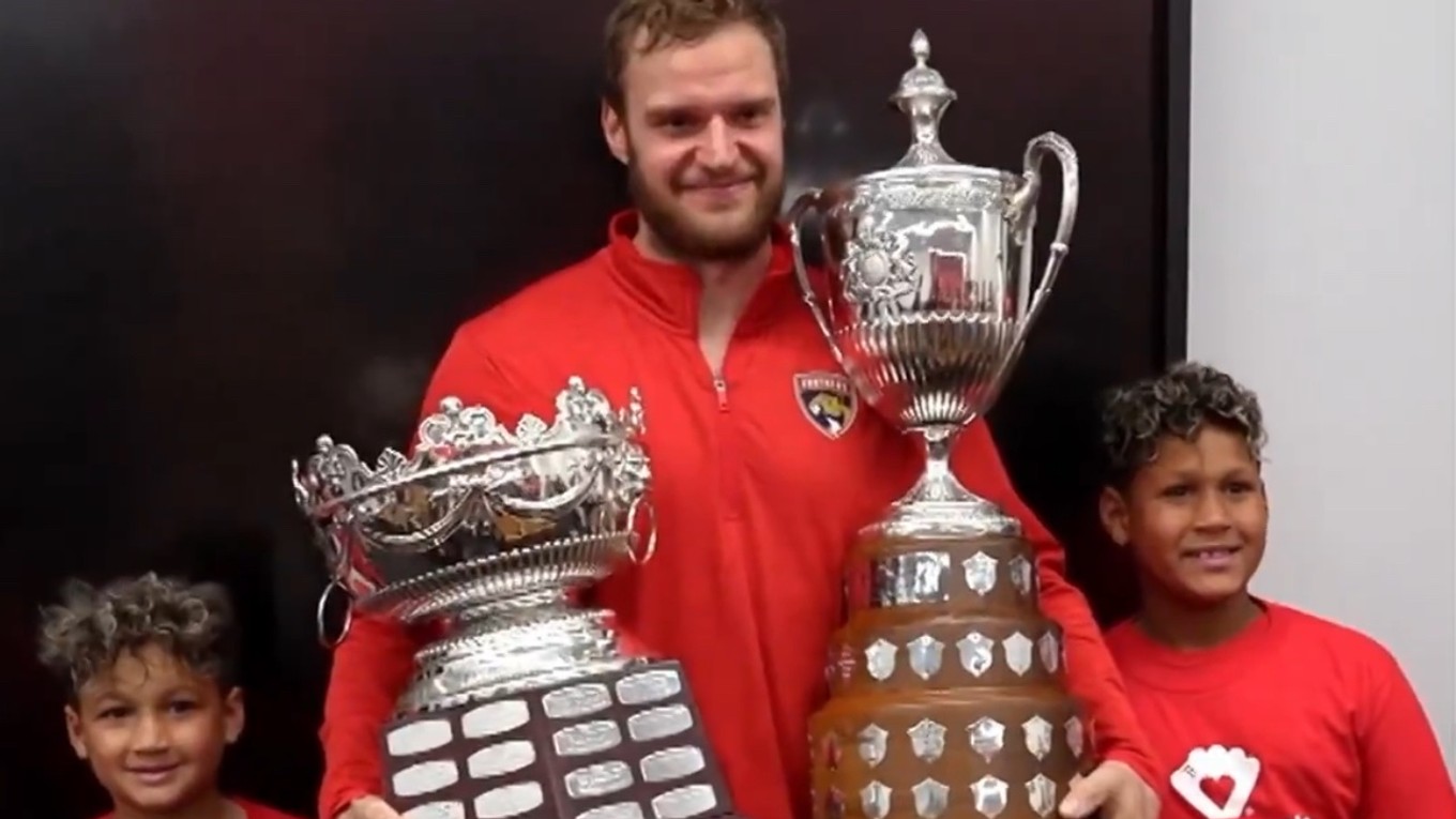 Barkov si prevzal Selke i King Clancy Trophy od detí z nemocnice