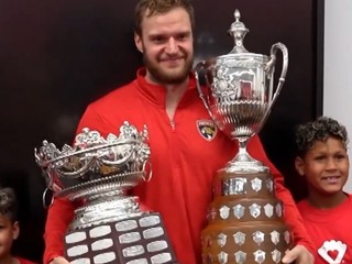 Barkov si prevzal Selke i King Clancy Trophy od detí z nemocnice
