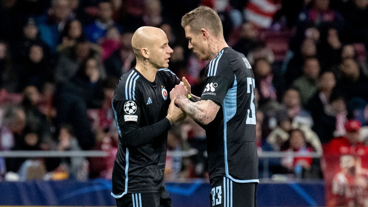 Na snímke vľavo Vladimír Weiss ml. a kapitánsku pásku mu odovzdáva Juraj Kucka (obaja Slovan).