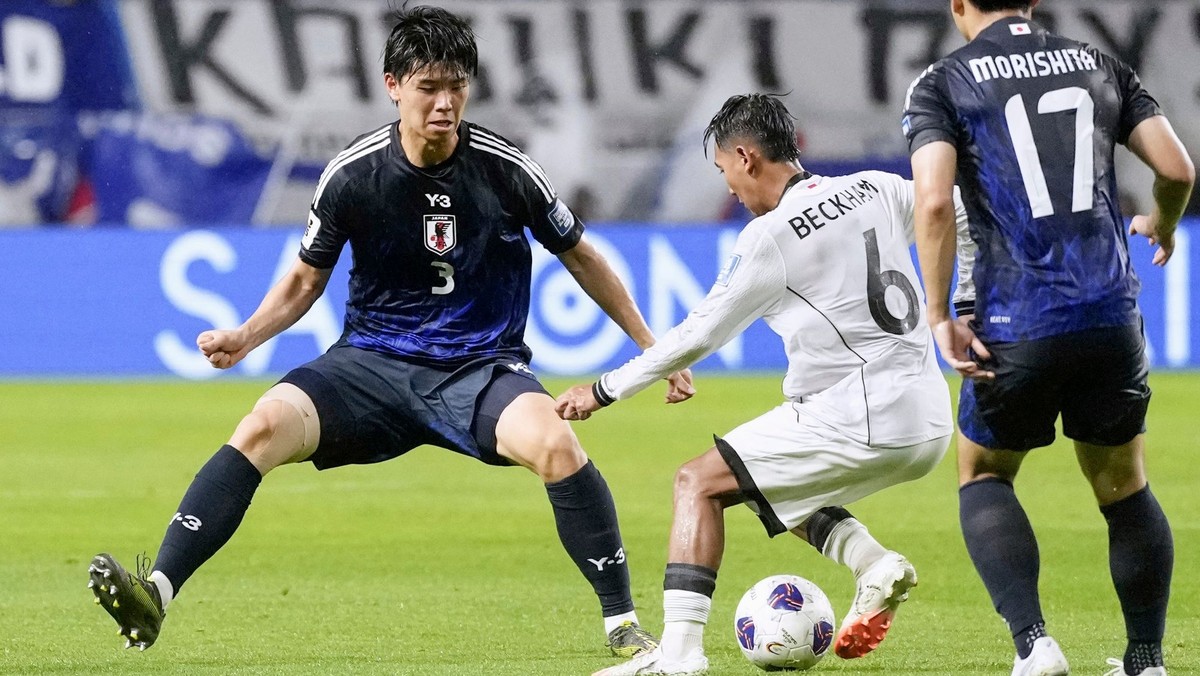 Kota Takai (vľavo) a Beckham Putra Nugraha v zápase Japonsko - Indonézia v kvalifikácii MS vo futbale 2026.