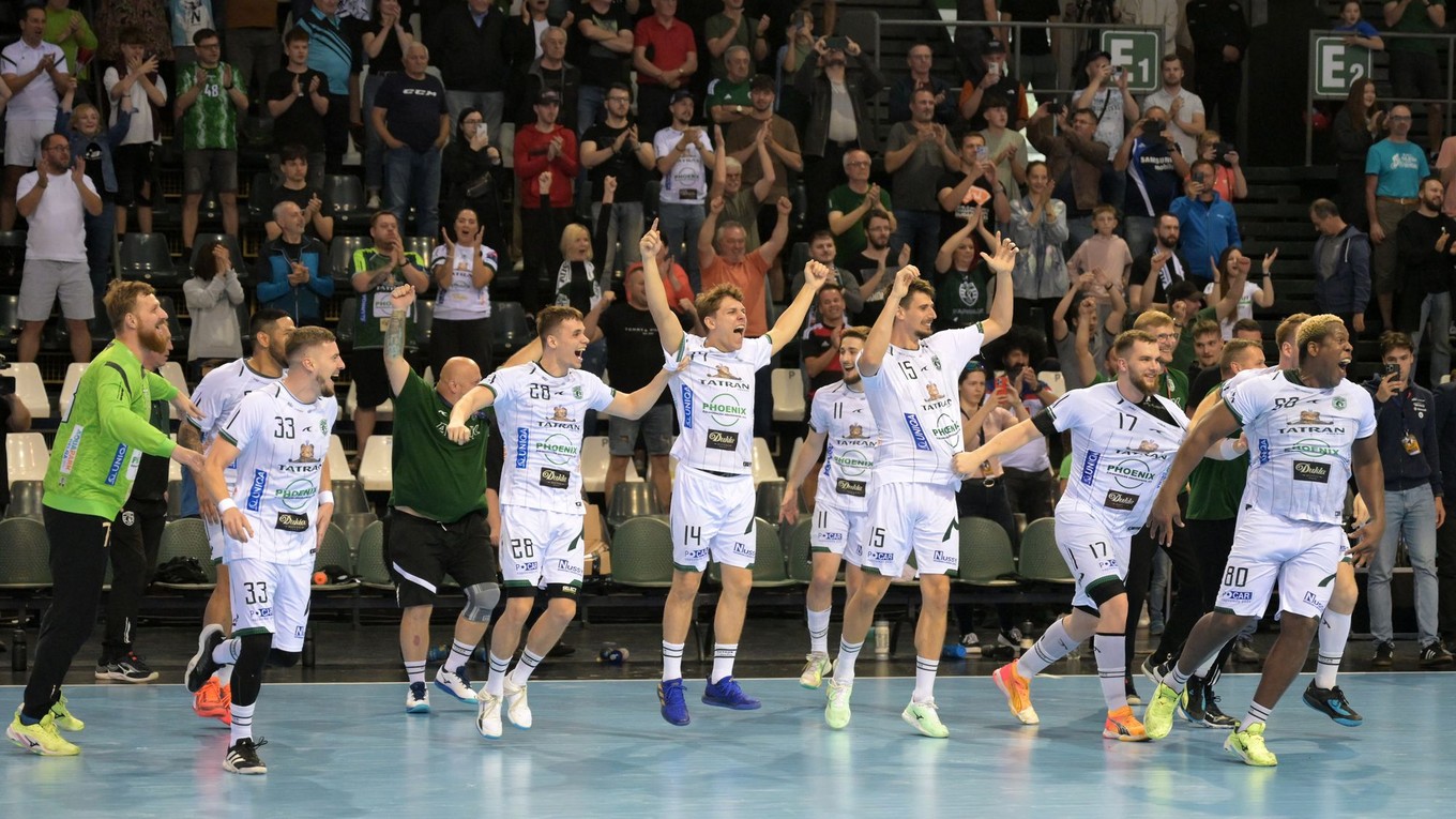 Hádzanári Tatrana Prešov sa tešia zo zisku 19. slovenského titulu.
