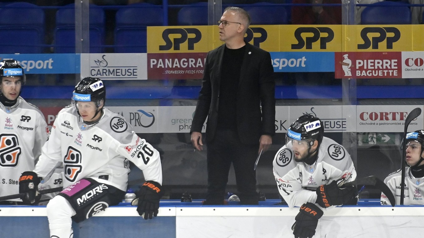 Striedačka HC Košice s trénerom Danom Cemanom.