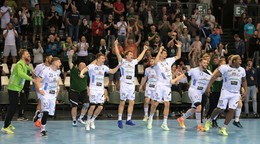 Hádzanári Tatrana Prešov sa tešia zo zisku 19. slovenského titulu.