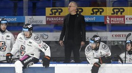 Striedačka HC Košice s trénerom Danom Cemanom.