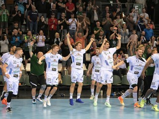 Hádzanári Tatrana Prešov sa tešia zo zisku 19. slovenského titulu.