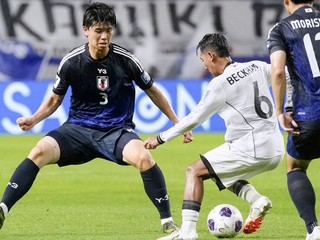 Kota Takai (vľavo) a Beckham Putra Nugraha v zápase Japonsko - Indonézia v kvalifikácii MS vo futbale 2026.
