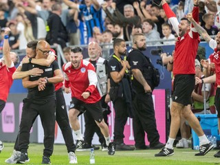 Radosť na slovenskej lavičke, tretí zľava tréner Slovenska Francesco Calzona po víťazstve 2:0 nad Nemeckom v úvodnom kvalifikačnom zápase na MS 2026 A-skupiny Slovensko - Nemecko.