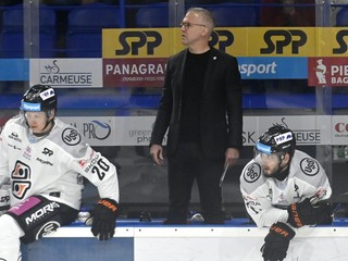 Striedačka HC Košice s trénerom Danom Cemanom.