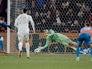 Jakub Surovčík chytil penaltu proti Plzni.